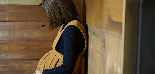 Pränatale Depression: Nach acht Sitzungen einer Interpersonellen Psychotherapie gingen die Depressionen in einer randomisiert-kontrollierten Studie stärker zurück als mit alleiniger Psychoedukation, Beratung und sozialer Unterstützung.