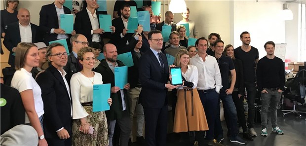 App-Branche macht Spahn Druck Präsentation auf dem Tablet. Diana Heinrichs übergibt Gesundheitsminister Jens Spahn das „Manifest für die Digitalisierung im Gesundheitssektor“.