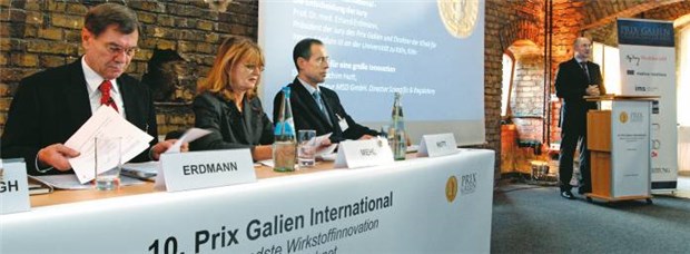 "Eine Innovation mit großem Effekt auf die Volksgesundheit" Präsentieren den Galenus-Gewinner 2008: (v.l.) Jury-Präsident Professor Erland Erdmann, Florence Mehl, Generalsekretärin des Prix Galien International, und Dr. Hans Joachim Hutt, Director Scientific & Regulatory, Sanofi Pasteur MSD. Am Rednerpult: Wolfgang van den Bergh, Chefredakteur der "Ärzte Zeitung".