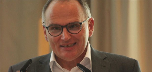 Dr. Klaus Spachmann am Rednerpult.