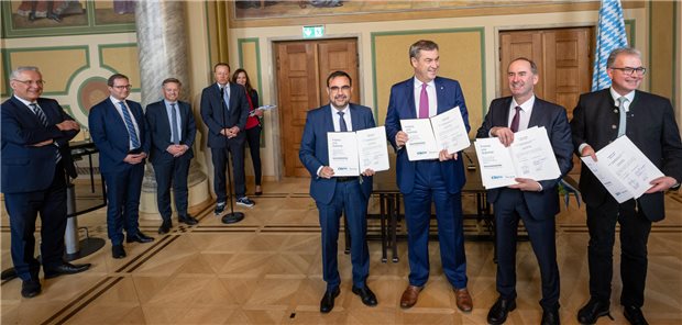 Präsentierten am Donnerstag den neuen Koalitionsvertrag: Klaus Holetschek, Vorsitzender der CSU-Landtagsfraktion, Markus Söder, (CSU), Ministerpräsident, Hubert Aiwanger, Bundesvorsitzender der Freien Wähler, und Florian Streibl, Fraktionsvorsitzender der Freien Wähler im bayerischen Landtag. (v.l.n.r.)