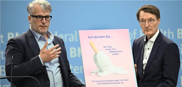 Minister Lauterbach setzt beim Hitzeschutz auf die Hausärzte Präsentierten am Freitag gemeinsam ihre Vorstellungen für einen besseren Hitzeschutz. Der Vorsitzende des Deutschen Hausärzteverbandes Dr. Markus Beier (l.) und Bundesgesundheitsminister Professor Karl Lauterbach.