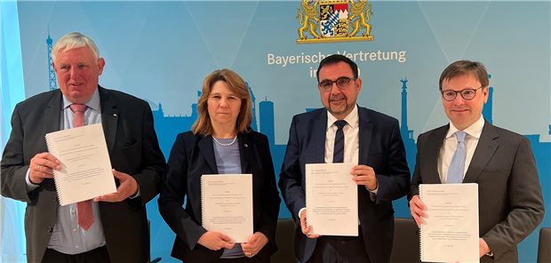 Präsentierten das Gutachten: NRW-Gesundheitsminister Karl-Josef Laumann (CDU), die schleswig-holsteinische Gesundheitsministerin Kerstin von der Decken (CDU), Bayerns Ressortchef Klaus Holetschek (CSU) und Professor Ferdinand Wollenschläger (v.l.n.r.)