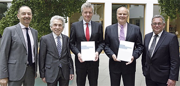 500 Schlaganfälle und 450 Herzinfarkte vermieden Präsentierten den dritten Evaluationsbericht (v.l.): Dr. Werner Baumgärtner, Dr. Christopher Hermann, Professor Ferdinand Gerlach, Professor Joachim Szecsenyi, Dr. Berthold Dietsche.