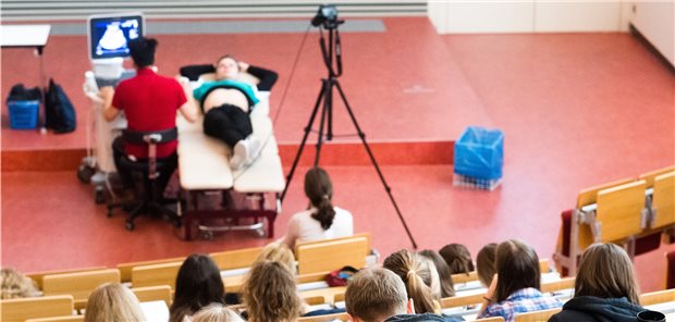 Präsenzvorlesung samt digitalem Anschluss: Künftig sollen mehr Lehrinhalte im Medizinstudium auch digital verfügbar sein. Vorlesungen könnten sogar rein digital stattfinden (Archivbild: interaktive Vorlesung an der MHH).
