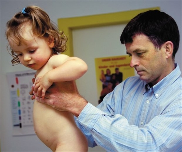 Prävention im Fokus: Pädiater bei einer U7-Untersuchung. 