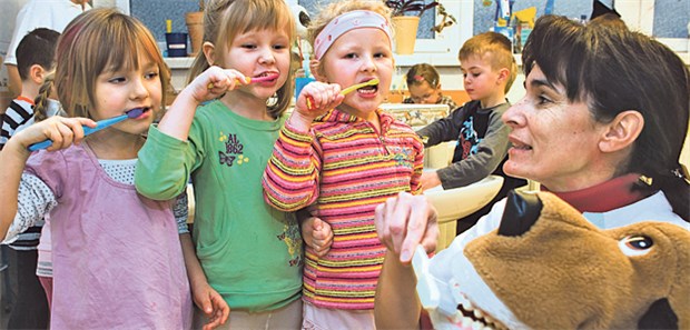 Gesucht ist der Kümmerer vor Ort Prävention in Lebenswelten: Eine Zahnärztin erklärt Kindern, wie Zähne richtig geputzt werden.