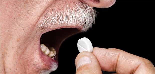 Ein älterer Mann schluckt eine ASS-Tablette. Das Blutungsrisiko ist für manche Senioren hoch.