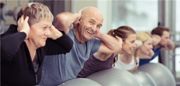 „Echtes Gesundheitssystem“ statt „Krankensystem“ Personen unterschiedlichen Geschlechts und verschiedenen Alters bei der Gymnastik mit Gymnastikbällen. Prävention sollte künftig eine stärkere Rolle spielen, fordern Bürger und Gesundheitsexperten. Aus dem „Krankheitssystem“ solle ein „echtes Gesundheitssystem“ werden.