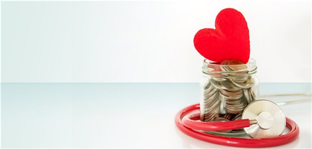 Ein mit Münzen und Herz gefülltes Glas. 