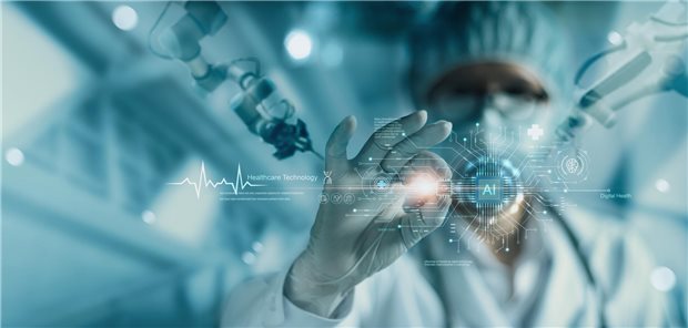 Ärztin greift mit spitzen Fingern nach einem Chip, im Hintergrund zwei Roboterarme (Symbolbild für Digitalisierung im Gesundheitswesen).