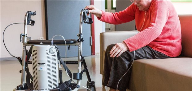 Praktisch: Mit dem Rollator können Patienten auch ihre Sauerstoffflasche transportieren.