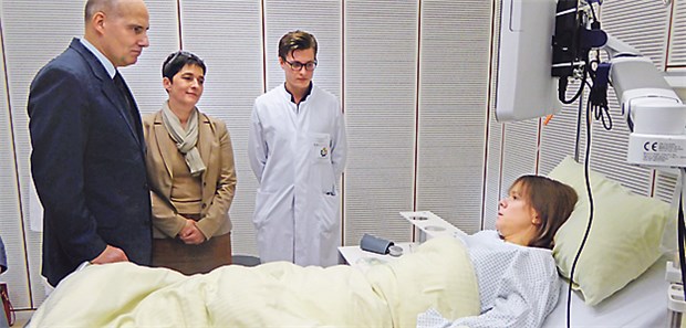 Mehr als nur die Sprache zählt „Praktische Übung am Krankenbett“: der ärztliche Direktor des UKE Professor Eckhard Nagel, NRW-Gesundheitsministerin Barbara Steffens, Assistenzarzt Dr. Johannes Kordt und Simulationspatientin Ariane Raspe. (v.l.n.r.)