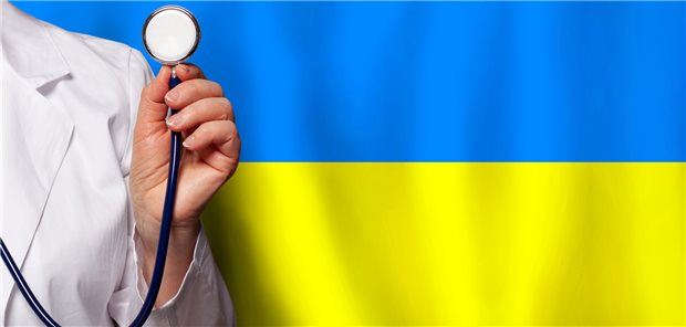 Praktizieren in Deutschland: Ukrainische Ärztinnen und Ärzte haben nach ihrer Flucht aus dem Kriegsgebiet einige Hürden zu nehmen.