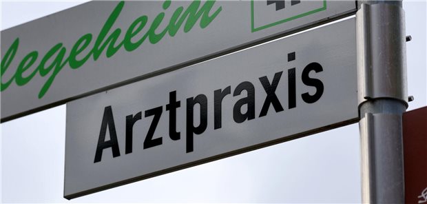 Praxen, die Patienten in Pflegeheimen betreuen, sollten einen Kooperationsvertrag abschließen. Dadurch können weitere EBM-Ziffern abgerechnet werden.
