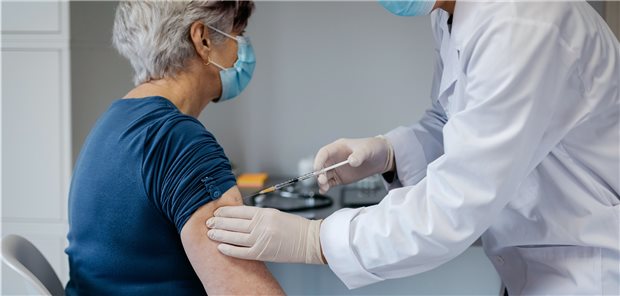 Saar-KV bezuschusst zusätzliche Impfsprechstunden Praxen, die sich zu ergänzenden Impfangeboten an Wochenenden, Feiertagen und in sprechstundenfreien Zeiten verpflichten, werden mit jeweils 10.000 Euro pro Quartal unterstützt. (Motiv mit Fotomodellen)