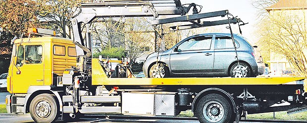 Mit Abschleppschild gegen Falschparker Praxen dürfen Autos abschleppen lassen, wenn sich Nicht-Patienten widerrechtlich auf entsprechend gekennzeichnete Praxis-Parkplätze stellen und dort das Abschleppen angekündigt wird.