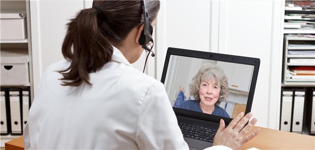 Eine Ärztin videotelefoniert mit einer Patientin.