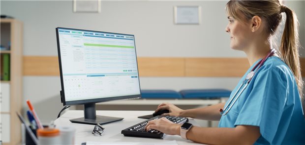 Eine MFA sitzt vor einem Computer-Bildschirm.