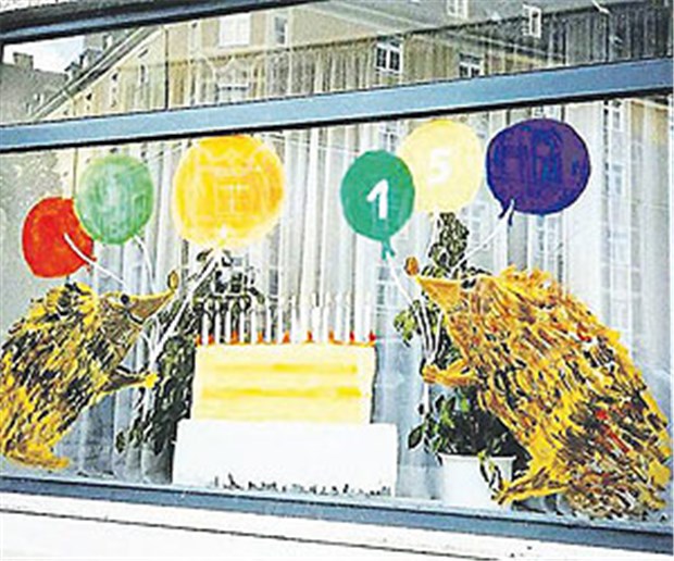 Bunte Schaufenster gegen das Werbeverbot Praxis-Schaufenster zum Geburtstag, mit viel Liebe gemacht.