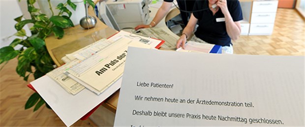 "Politik der Nadelstiche" soll Rösler stoppen Praxis aus Protest geschlossen: Der Deutsche Hausärzteverband will mit gezielten "Kampfmaßnahmen" gegen Reformpläne der Koalition vorgehen.