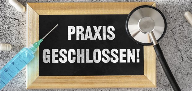 SpiFa-Chef Heinrich zum Protesttag: „Der Arztberuf in freier Praxis ist bedroht wie nie!“ „Praxis geschlossen“. Solche Hinweise (hier ein Symbolbild) finden sich nach Angaben des SpiFa am heutigen Protesttag der Praxisärzte auf „tausenden von Praxen“.