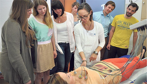 Medizinstudenten gehen auf Landpartie im MVZ Praxisalltag live für Medizinstudenten: Allgemeinärztin Annabell Hönninger (Mitte) demonstriert die Arbeit mit EKG.