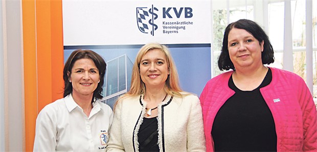 Ein Erfolgsmodell für die Familienplanung Praxisbesuch bei Dr. Astrid Schmidt: Ministerin Melanie Huml (CSU) und Dr. Ilka Enger von der KVB. (v.l.n.r.)