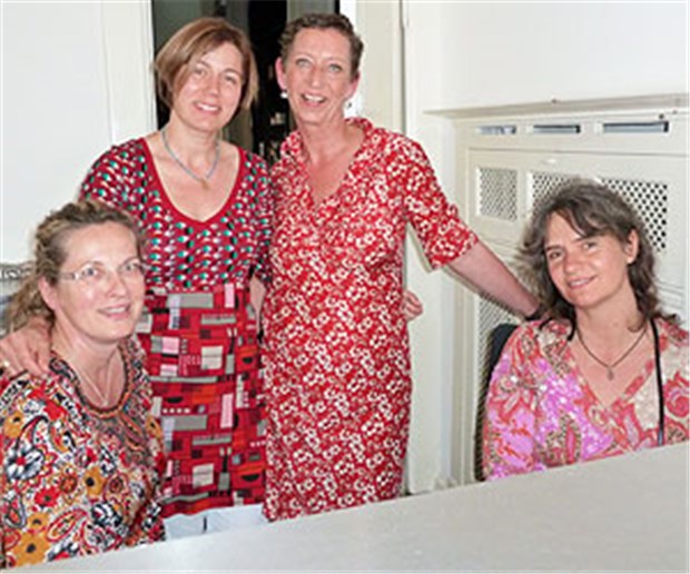 Einzelpraxis mit 28 Mitarbeitern Praxischefin Dr. Kristina Pralle (2.v.r.) mit einem Teil ihres Teams (v.l.): Die angestellten Ärztinnen Dr. Dorit Benox und Dr. Regina Nadolny sowie Praxismanagerin Tanja Scheer.