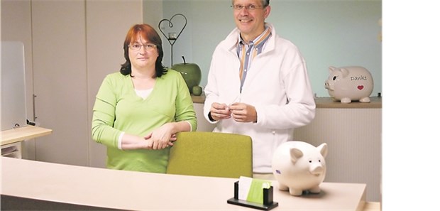 Impftage bringen Patienten in die Praxis Praxismanagerin Ulrike Dumke-Thinius organisiert zusammen mit Hausarzt Dr. Karlheinz Biehl die jährlichen Impftage der Praxis.