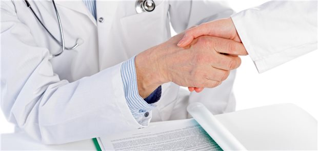 Praxisabgeber und -käufer schütteln sich die Hand