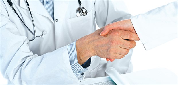 Praxisnachfolge gesichert: Mit einem Kooperationspartner machen es Praxisinhaber dem Zulassungsausschuss schwerer, die Zwangsstilllegung ihres Vertragsarztsitzes und den Aufkauf durch die KV durchzusetzen.