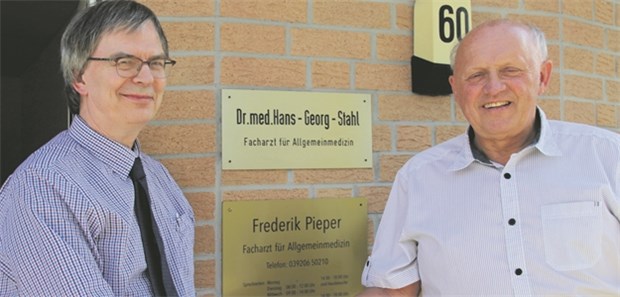 Gemeinde fördert Praxisübernahme massiv Praxisnachfolger Frederik Pieper (li.) und Dr. Hans-Georg Stahl in Eichenbarleben.