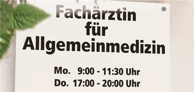 Praxisschild für eine kleine, selbstständig geführte Praxis: Die Zahl der freiberuflich tätigen Ärztinnen und Ärzte ist in den vergangenen Jahren deutlich zurückgegangen, stattdessen arbeiten immer mehr in Anstellung in größeren Einheiten.&#xA;