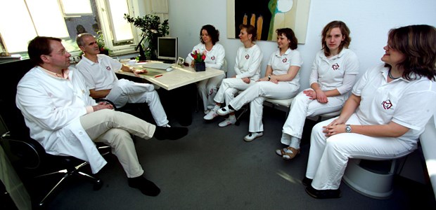 Damit der Praxisalltag nicht zur Qual wird Praxisteam ohne Begeisterung für die Arbeit? Hier sind die Chefs als Motivatoren gefragt.