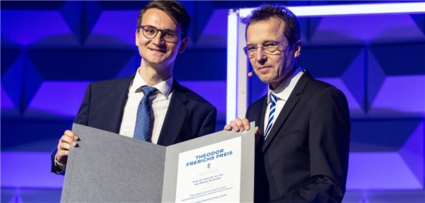 Preisträger Dr. Kai Schneider (links) und DGIM-Vorsitzender Professor Andreas Neubauer (rechts).