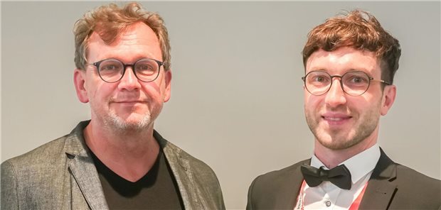Dr. Philipp Seifert bekommt Wissenschaftspreis für Schilddrüsenforschung Preisträger PD Philipp Seifert (rechts) mit Klinikdirektor Dr. Martin Freesmeyer.