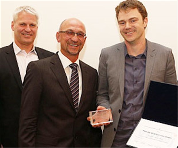 Journalist der 'Ärzte Zeitung' ausgezeichnet Preisträger Philipp Grätzel von Grätz (r.), zusammen mit Laudator Wolfgang van den Bergh (mitte) und Verbandsvorstand Dr. Dirk Einecke bei der Verleihung des Walter-Trummert-Preises.