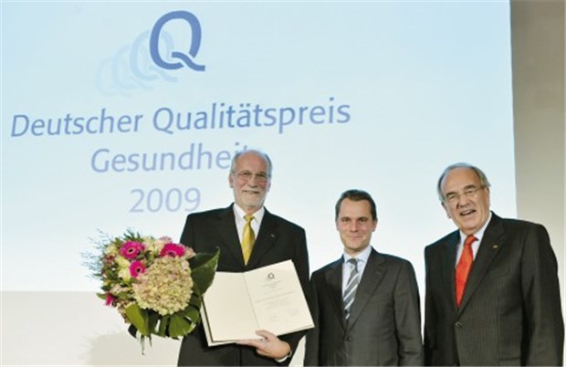 Qualitätspreis geht an einen Mathematiker Preisträger Professor Konrad Selbmann mit Gesundheits-Staatssekretär Daniel Bahr und Senator a.D. Ulf Fink (von links).