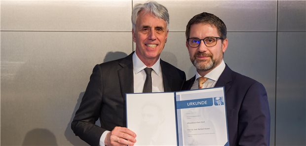 Deutsche Röntgengesellschaft ehrt Professor Norbert Hosten Preisträger Professor Norbert Hosten (links) von der Unimedizin Greifswald mit dem Präsidenten der Deutschen Röntgengesellschaft, Professor Konstantin Nikolaou.