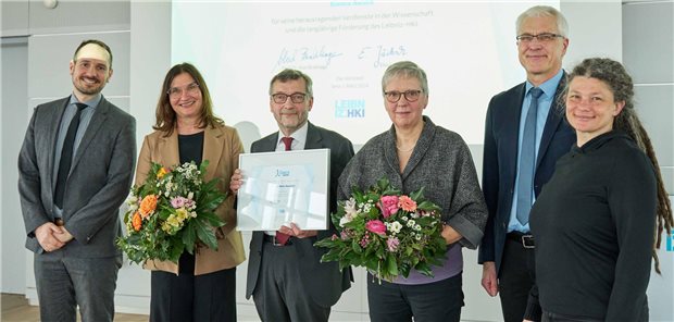 Xience Award für HRK-Präsident Rosenthal Preisträger Walther Rosenthal mit seiner Frau und dem erweiterten Vorstand des Leibniz-HKI (v.l.): Pierre Stallforth, Elke Jäcksch, Walter Rosenthal, Elke Rosenthal, Axel Brakhage, Ilse Jacobsen