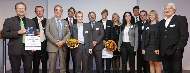 Wegweisende Ideen im Gesundheitswesen Preisträger des Janssen-Zukunftspreises: (von links) Josef Wassermann, Dr. Sebastian Kirsch, Professor Michael Oeff, Dr. Jürgen Krülls-Münch, Ansgar Jonietz, Harald Möhlmann, Johannes Bittner, Franziska Rubin (Jury), Dr. Ina Rudolph (Janssen-Cilag), Harm van Maanen (Jury), Professor Rudolf Hickel (Jury), Anja Kersten, Professor Gerd Glaeske (Jury).
