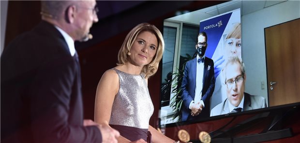 Preisträger digital zugeschaltet: Dr. Leonhard Stross und Martin Völkl von Portola (rechts) mit Moderatorin Yve Fehring und Moderator Wolfgang van den Bergh am Donnerstagabend.