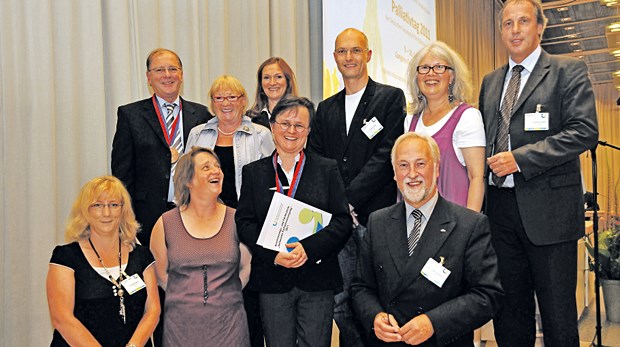 Preis für vorbildliche ambulante Palliativkonzepte Preisträger, oben v. l.: Dr. Udo Kratel (Dormagen), Irene Scherner, Birgit Berger, Dr. Norbert Sehn, M. Temme (alle Waldhessen), Prof. Friedemann Nauck (Präsident DGP); unten v.l: Cornelia Eggers, Nanette Petersen, Dr. Ulrike Mäthrich (alle Waldhessen), Karl-Heinz Oedekoven (Grünenthal).