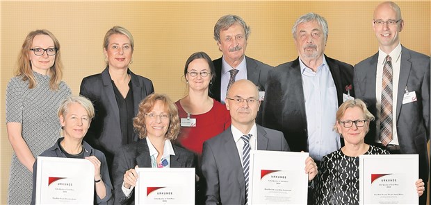 Lebensqualitäts-Forschung ist längst keine Nische mehr Preisträger und Juroren des diesjährigen Quality of Life-Preises: Die Preisträger Dorothea Jäckel (2. Preis), Dr. Heike Schmidt und Professor Dirk Vordermark (1. Preis) und Professor Astrid Müller (2. Preis) (untere Reihe von links).