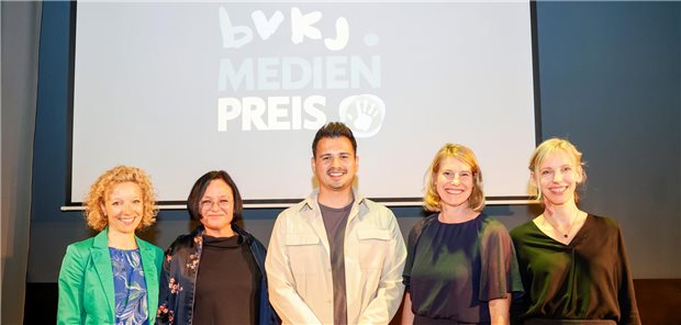 Kindergesundheit: Leuchtturmprojekte, die Hoffnung machen Preisträgerinnen und Preisträger des diesjährigen BVKJ-Medienpreises (v.l.n.r.): Vivien Leue, Caroline Kron, Tim Ellrich, Gesa Berg und Johanna Schoener.