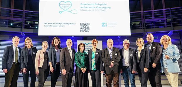 Preisträgerinnen und Preisträger von „Ausgezeichnete Gesundheit – Exzellente Beispiele ambulanter Versorgung“ am Mittwochabend in Berlin. Ganz links: Zi-Chef Dr. Dominik von Stillfried.