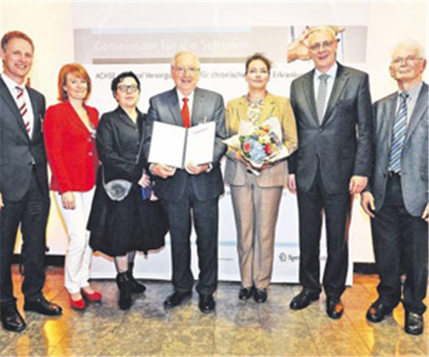 Einsatz für seltene Erkrankung ausgezeichnet Preisvergabe (v.l.n.r.): Heinz Teuscher (Vorstandsvorsitzender Central Krankenversicherung), Vera Cordes (Moderatorin), Edda Minck (Laudatorin), Professor Eberhart Zrenner (Preisträger), Dr. Antje Bernd (Preisträgerin), Dr. Jörg Richstein (2. Stellvertretender Vorsitzender der ACHSE), Michael Paschke (Vorstandsmitglied der ACHSE).