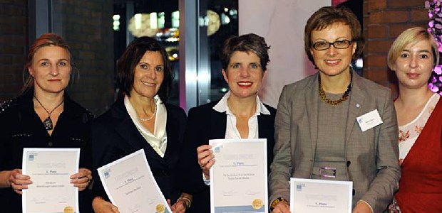 Preis für Springer-Broschüre Preisverleihung am Dienstagabend: Monika von Berg von Springer Medizin (2.v.l.) freut sich über den 1. Preis in der Patientenkommunikation.