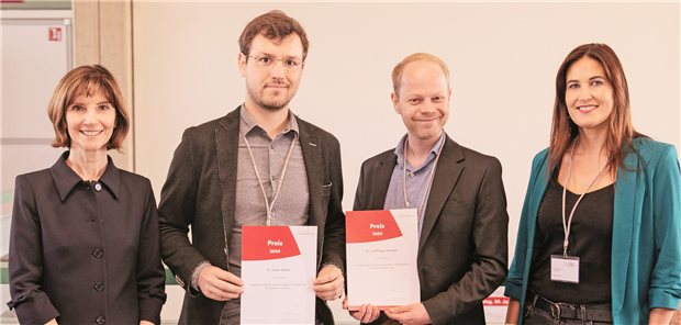 Forschung zu Immundysfunktion bei Leberkrankheiten ausgezeichnet Preisverleihung beim 20. HepNet Symposium (vlnr): Professorin Elke Roeb, Vorsitzende des Stiftungskuratoriums, die Preisträger Dr. Jasper Spitzer und Dr. Carl-Philipp Hackstein, Anika Mörner von Gilead Sciences.